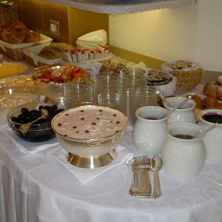 Hotel Ingram เซลวาดีวัลการ์เดนา ภายนอก รูปภาพ