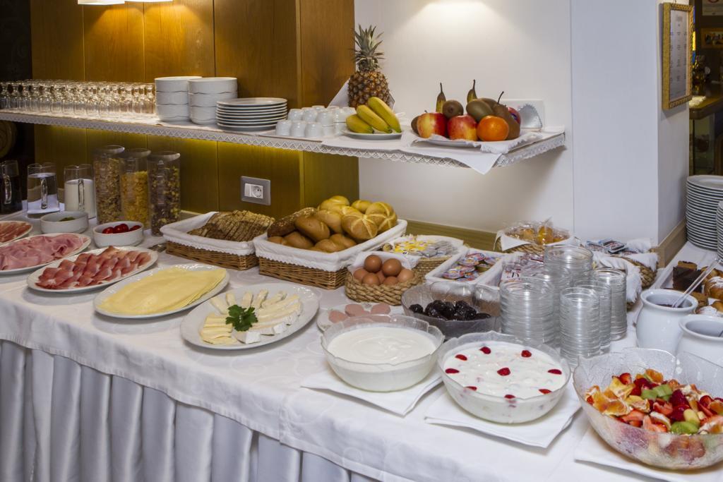 Hotel Ingram เซลวาดีวัลการ์เดนา ภายนอก รูปภาพ