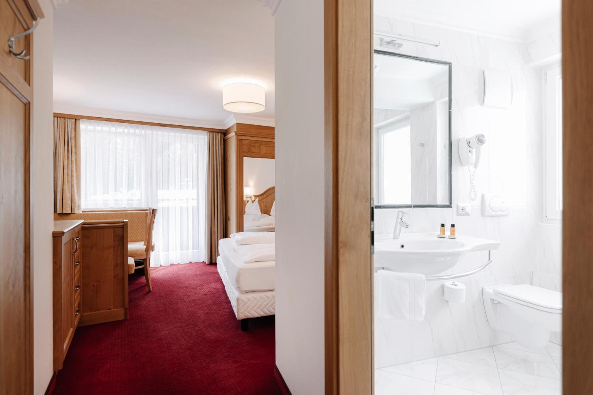 Hotel Ingram เซลวาดีวัลการ์เดนา ภายนอก รูปภาพ